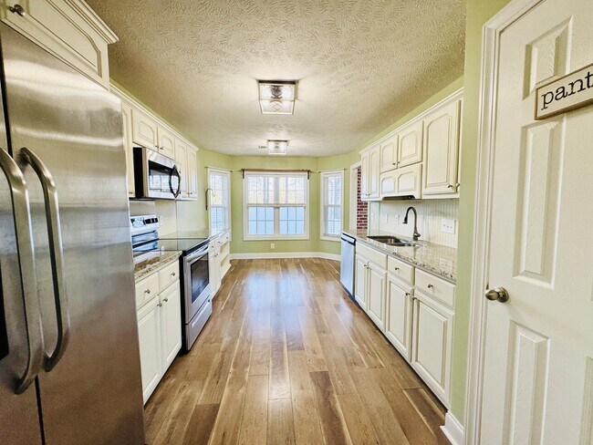 Building Photo - 932 Eaglet Cir