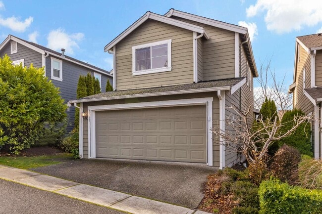 Building Photo - Enjoy this immaculate home in a park-like setting showcasing the beauty of the Issaquah Highland ...