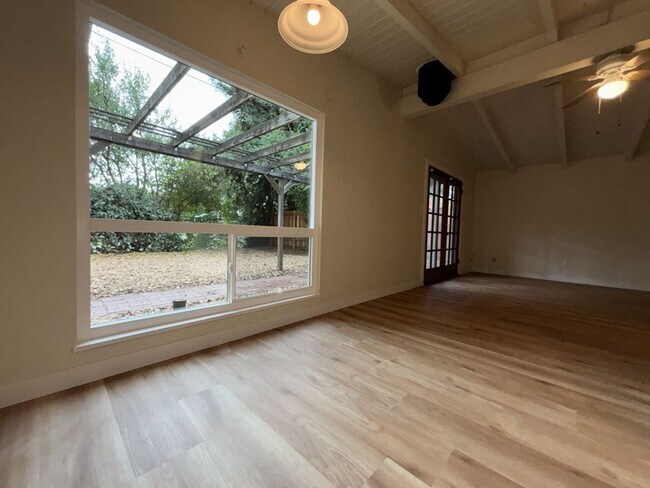 Building Photo - 3/1 in East Davis, New windows, new floors, new paint!