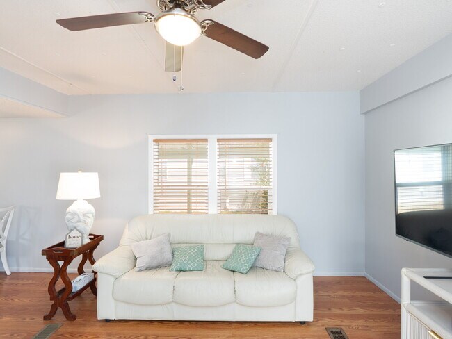 Building Photo - "Charming 2-Bed Furnished Annual Retreat in Venice, FL – Your Cozy Home Awaits!"