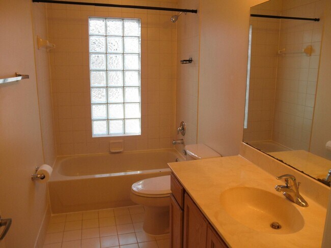 Building Photo - Thousand Oaks