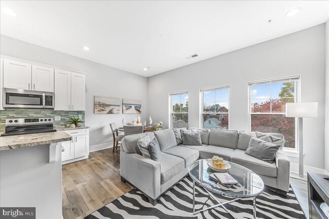 Building Photo - 537 Apple St