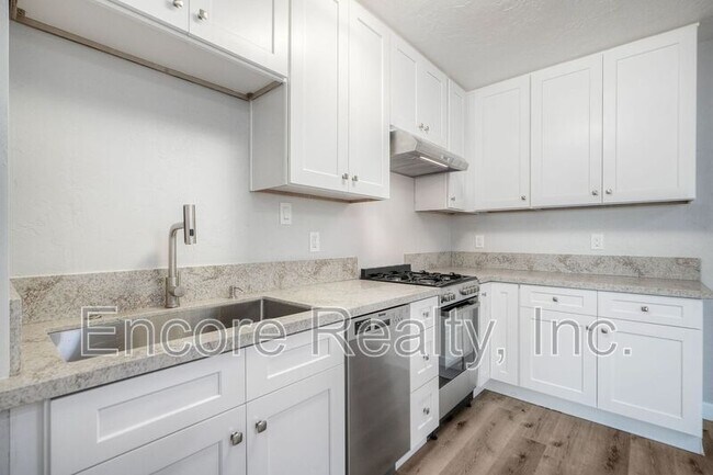 Building Photo - 303 3rd Ave