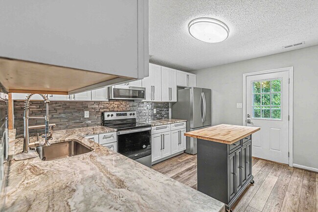 Building Photo - 103 Meadowbrook Ln