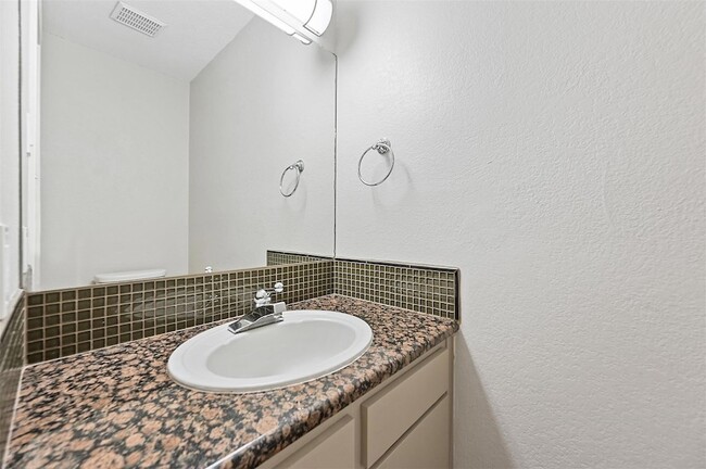 Building Photo - 5126 Collinwood Ave