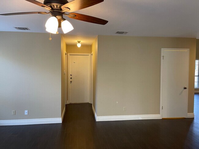 Building Photo - 13731 Oak Pebble