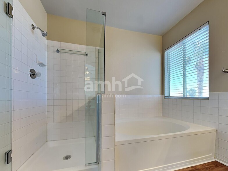 Building Photo - 203 Mariposa Way