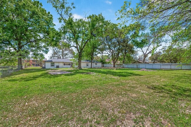 Building Photo - 815 Brooks Ave