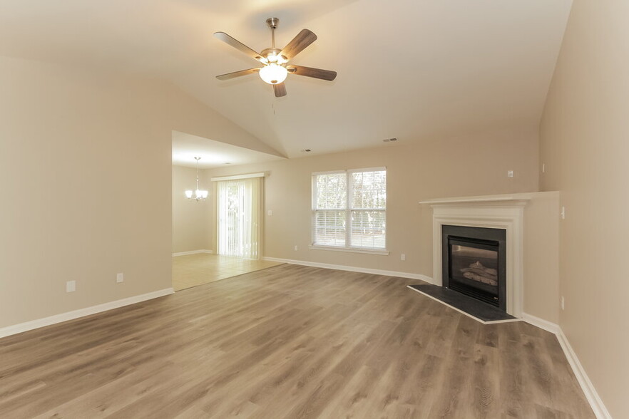 Building Photo - 460 Riverglen Dr NW