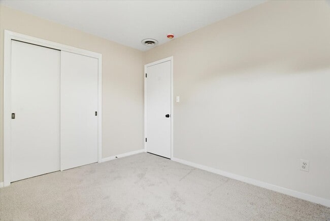 Building Photo - 2124 Burr Oak Ln
