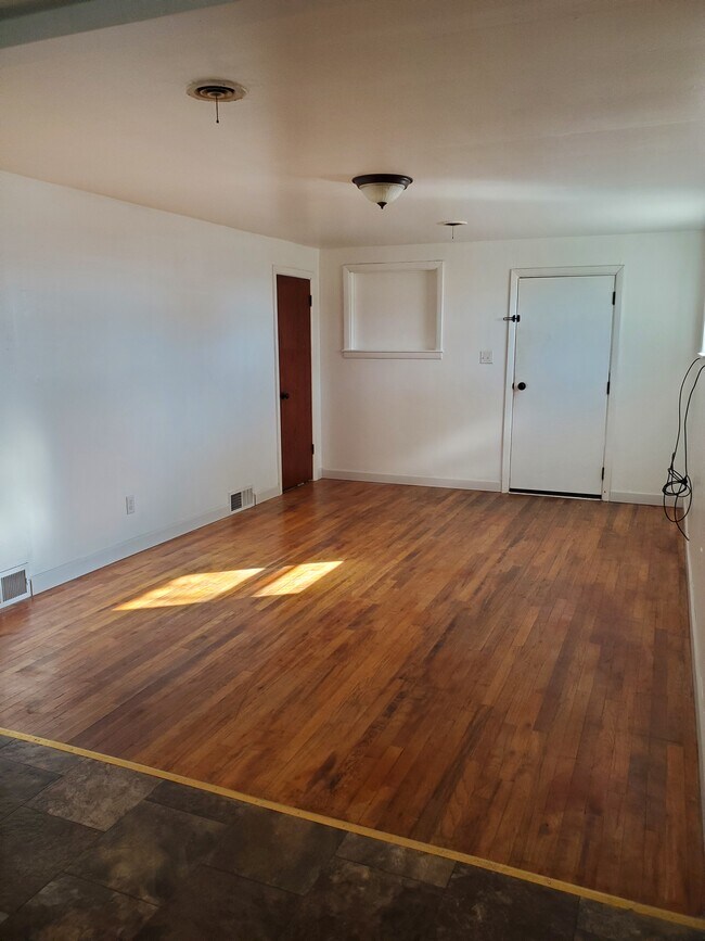 Building Photo - 2302 E Rosser Ave