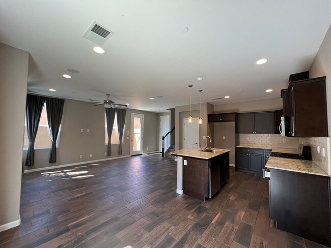 Building Photo - 3 bedroom, 2 1/2 bathroom home located in ...