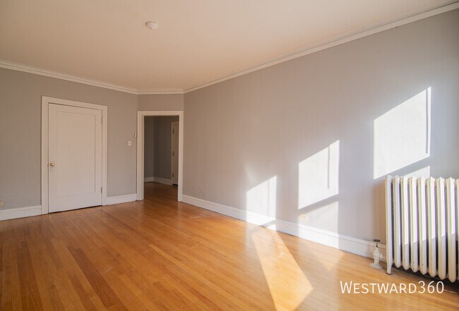 Building Photo - 6055 N Hermitage Ave