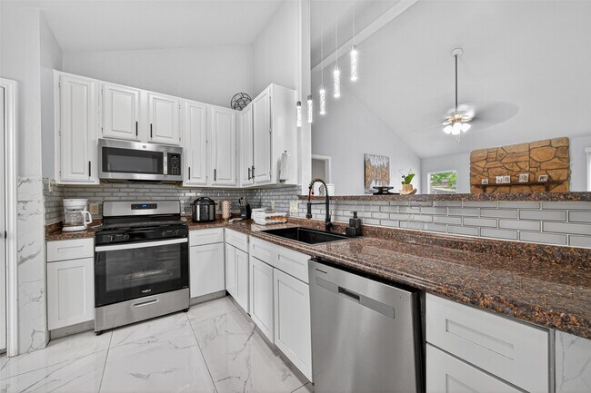 Building Photo - 14310 Royal Hill Dr