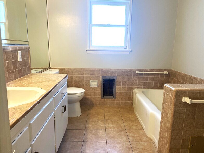 Building Photo - 10682 Kinnard Ave
