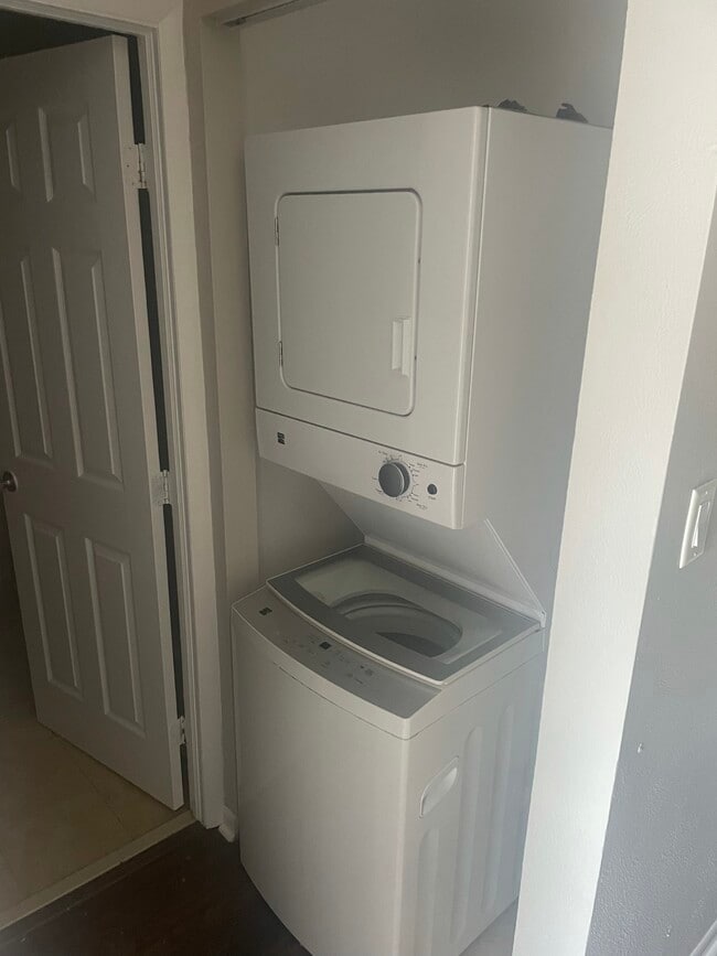 Building Photo - 700 Tara Dr