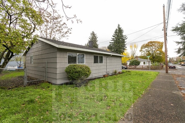 Building Photo - 3+ Bedroom House w/ Large Backyard - Southeast Portland!