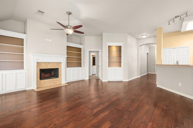 Building Photo - 3715 Crescent Dr