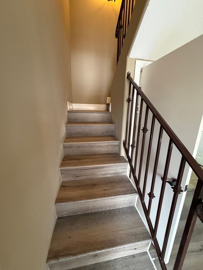 Building Photo - Spacious 2 Bedroom, 2.5 Bath Two-Story Townhome UTC