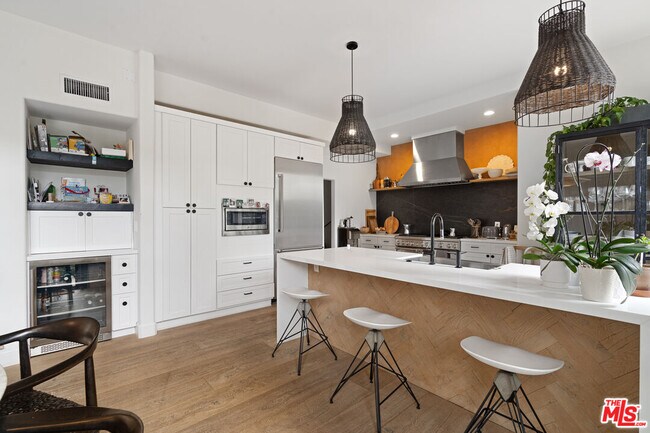 Building Photo - 2065 Watsonia Terrace