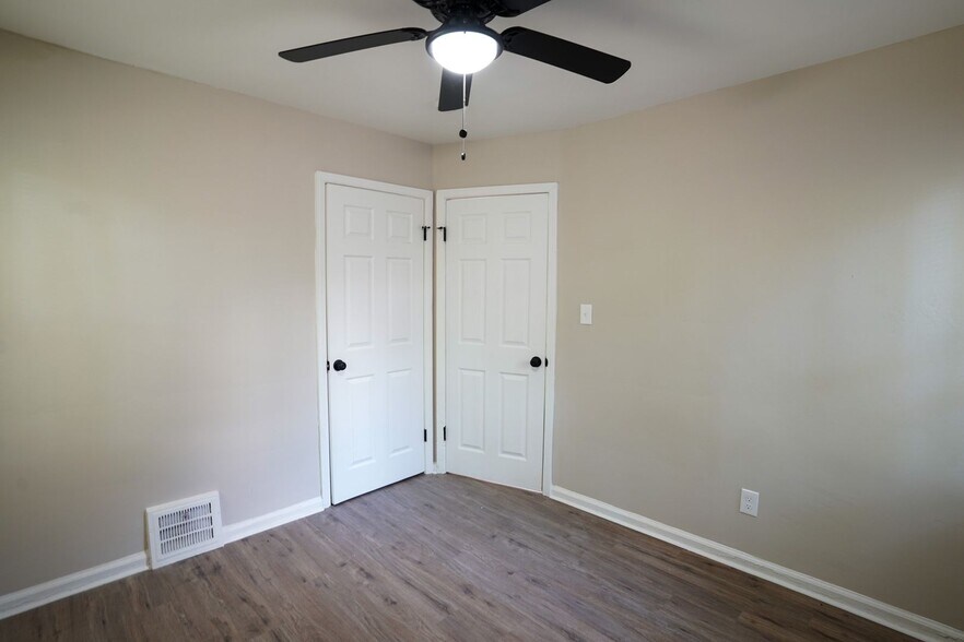 Building Photo - This beautifully updated 3-bedroom, 1-bath...