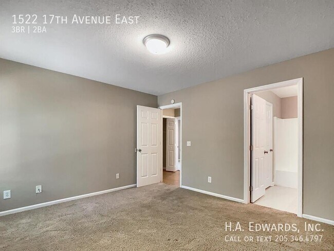 Building Photo - 1522 17th Ave E
