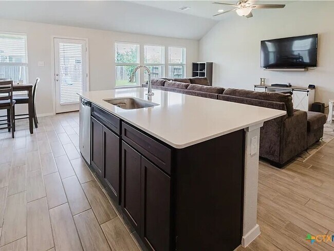 Building Photo - Single Family
