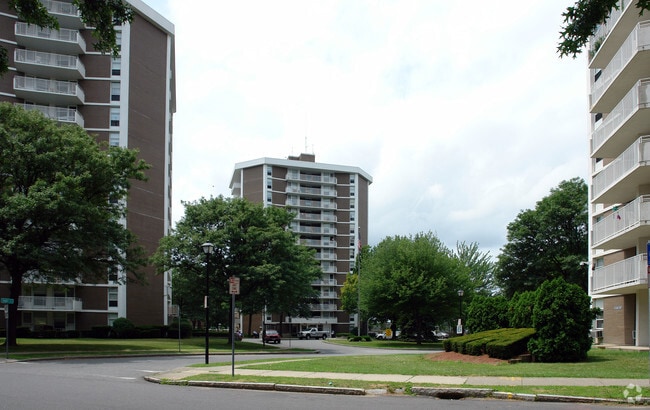 Building Photo - 17-27 Saab Court