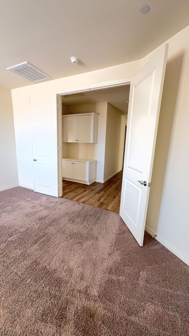 Building Photo - 3 BEDROOM VICTORVILLE HOME