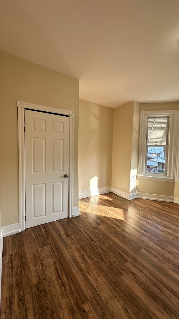 Building Photo - Lovely Front Porch Row - Kingsessing