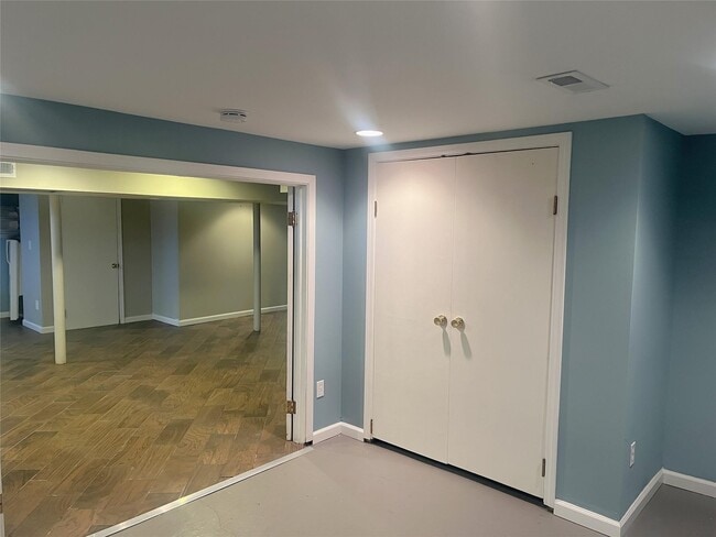 Building Photo - 15859 Buckingham Ave