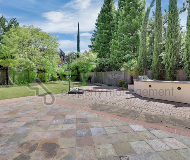 Building Photo - 208 Otter Glen Ct