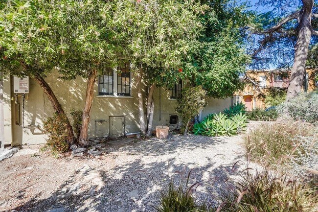 Building Photo - 1574 Murray Dr