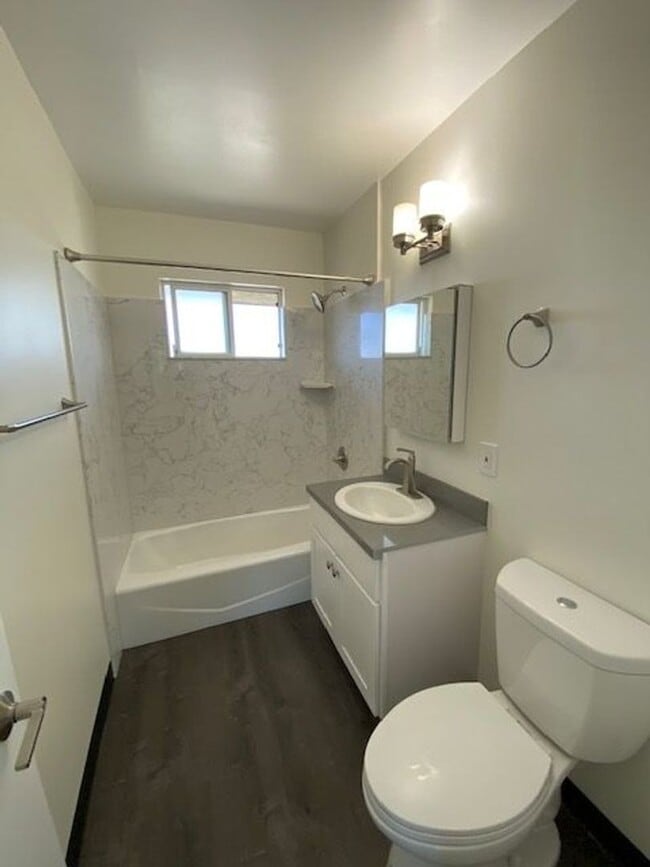 Building Photo - Upstairs beautifully renovated 1 bedroom 1...