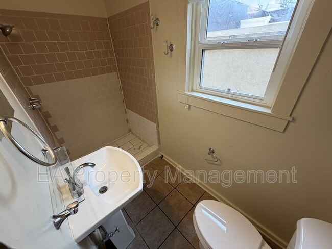 Building Photo - 116 Maple St SE