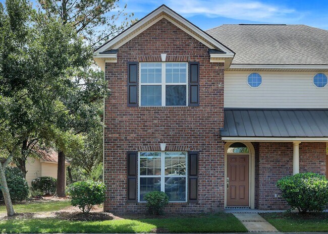 Building Photo - 3 bedroom 2.5 bath townhome in Carriage Sq...