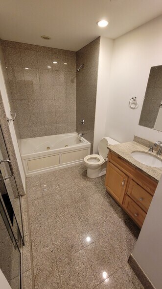 Building Photo - 252 Friend St