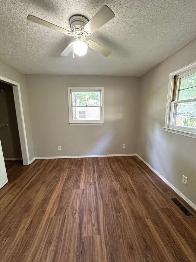 Building Photo - 3 Bedroom Home with Garage and Spacious Fenced Yard!