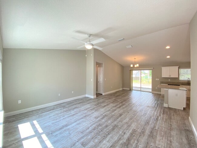 Building Photo - Custom Home - Desirable SE Ocala Neighborhood 3/2/2 **Won't Last**