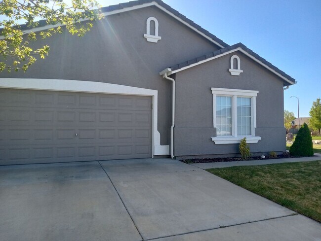 Building Photo - Double diamond home available for late May...