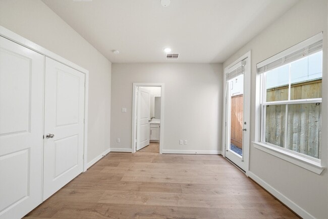 Building Photo - 3073 Hicks St