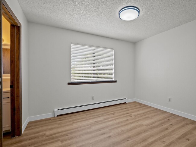 Building Photo - Updated 1 Bedroom, 1 Bathroom Apartment – ...