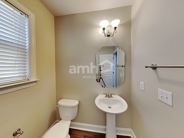 Building Photo - 8320 Willow Branch Dr