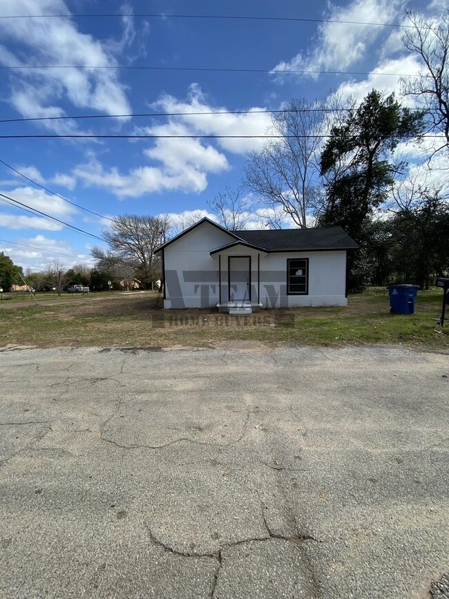 Building Photo - Charming 2 Bedroom 1 Bathroom home in Trin...