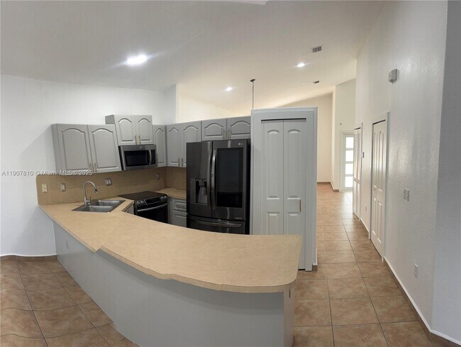 Building Photo - 709 SE 13th Terrace