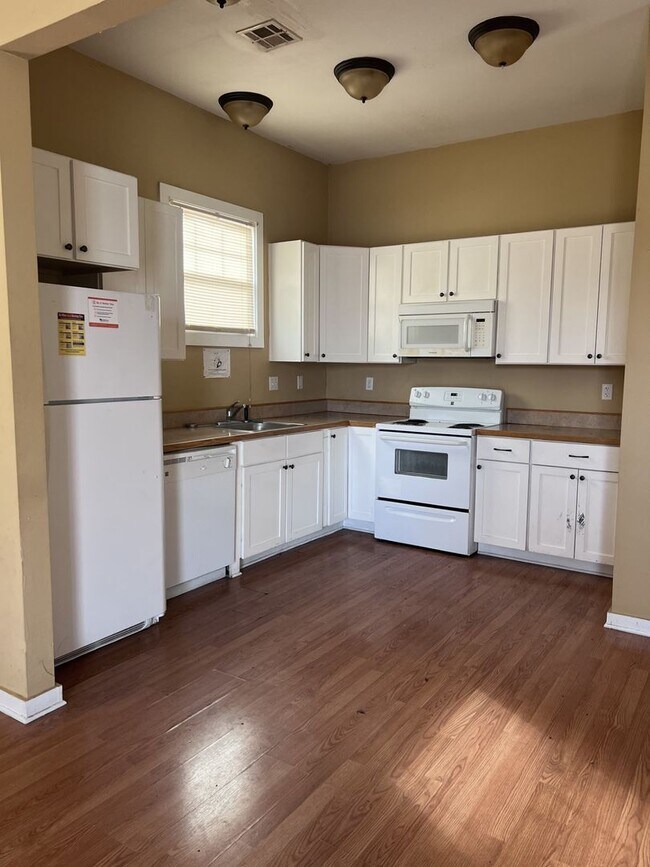 Building Photo - Cute pet friendly 2 bedroom single family ...
