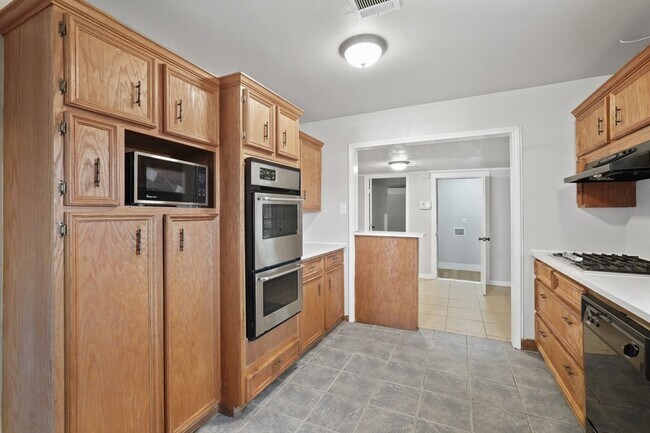 Building Photo - 5966 Doulton Dr