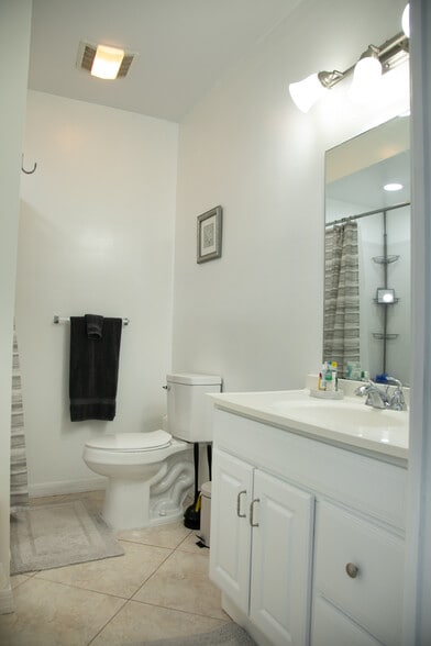 Full en suite bath room 1 - 343 E Church St