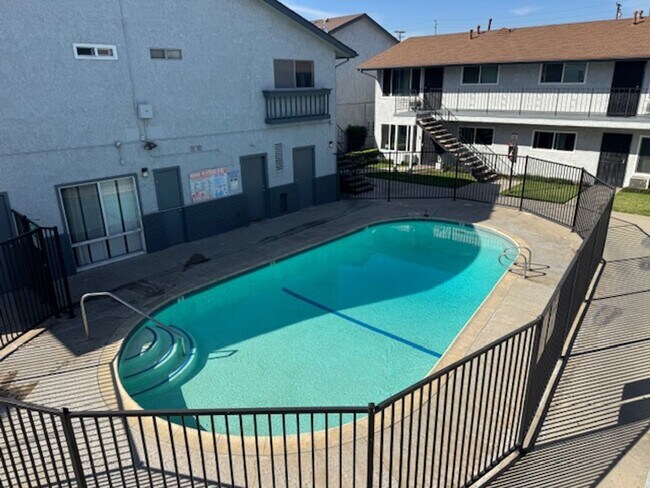 Building Photo - Long Beach 2 bed 1.5 Bath Condo - Pool, Laundry, & Parking included!