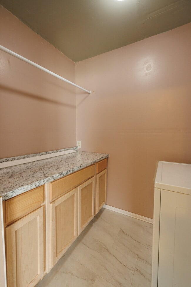 Building Photo - Short Term Lease